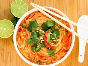 حساء الشعيرية التايلاندية الحارة