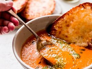 شوربة الطماطم والريحان