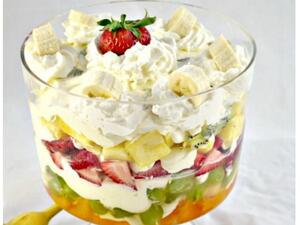 ترايفل الموز والفاكهة