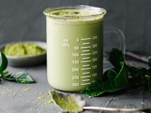 لاتيه الفانيلا بالشاي الأخضر مع حليب اللوز