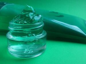 جميلة البوابة: سيروم الالوفيرا للشعر التالف