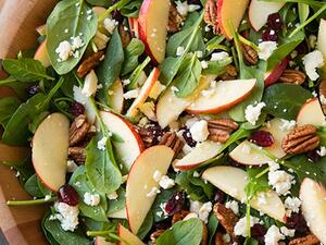 سلطة التفاح، والبيكان، والفيتا، والسبانخ