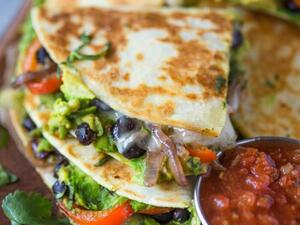 كيساديلاس بالأفوكادو والفاصولياء السوداء