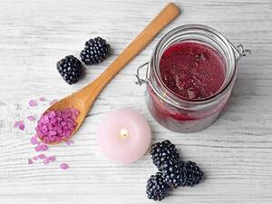 مقشر الميرمية والتوت لأرجل لامعة