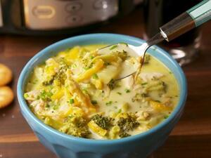 حساء البروكلي بالدجاج والجبن