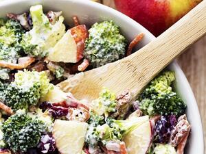 سلطة البروكلي والتفاح