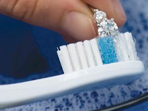 تجنب استخدام المواد الكيميائية والقاسية على المجوهرات الماسية