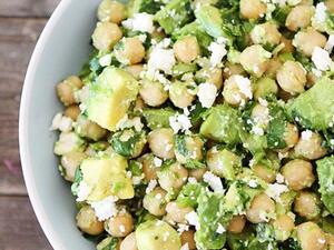 سلطة الحمص والافوكادو والفيتا