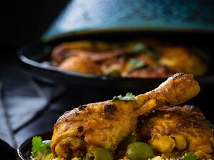 دجاج طاجين مع الكسكس المعطر بالليمون