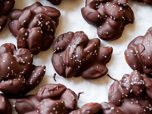 شوكولاتة اللوز بملح البحر