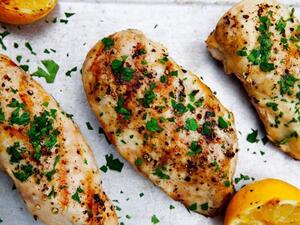 أطباق احتفالية: صدور الدجاج المشوية مع الخضار