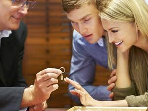 ماذا ستختارين حجر ألماس أكبر أما قطع أكثر وضوحا؟