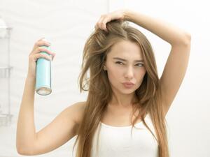 شامبو مصنوع من مكونات جافة مهمتها الاساسية امتصاص الرطوبة والزيت 