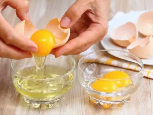 اصنعيه بنفسك: قناع خل التفاح والبيض لفرد الشعر وتنعيمه