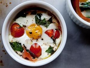 فطور عجة البيض بالطماطم والبصل الأخضر