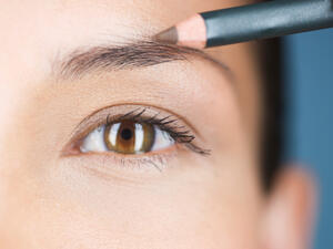 تحديد الحواجب قبل ازالة الشعر ضروري