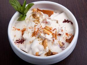 فتة الباذنجان باللبن والصنوبر 