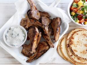 شرائح لحم الضأن المتبل مع صلصة المانجو