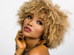 جميلة البوابة: أفضل طريقة لتثبيت كريم الأساس