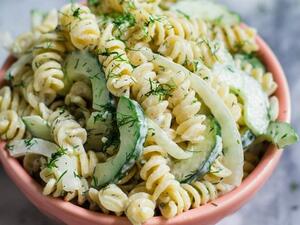 سلطة المعكرونة بالخيار والليمون