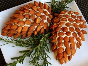 كرات الجبن المخروطية ( أكواز الصنوبر)