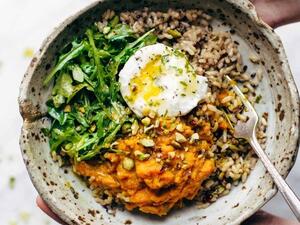 سلطة البطاطا الحلوة بالكركم والبيض المسلوق