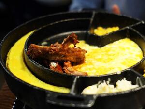 أضلاع محمرة في الفرن مع الجبن