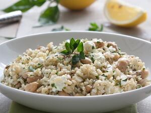 سلطة الأرز بالأعشاب والفيتا