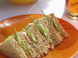 ساندويتشات سمك السلمون والجبن