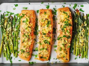 السلمون والهليون بالثوم والبارميزان