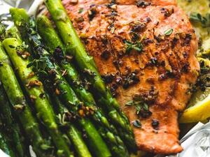 سمك السلمون بالهليون   