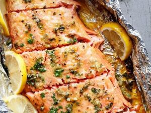 سمك السلمون بالثوم، والعسل