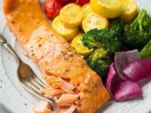 وصفات الكريسماس : صينية السلمون وخضروات قوس قزح