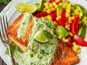 سمك سلمون مقلى مع كريمة الكزبرة والليمون