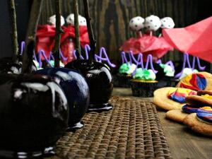 قدمي للاطفال تفاح ملون للهالووين بدلا من السكاكر والشوكولاته