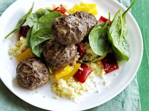 أقراص البرغر مع سلطة السبانخ والكسكسي