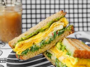 ساندويتش البيض والسبانخ للفطور