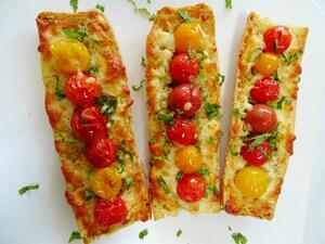 مقبلات شرائح الطماطم بالجبن