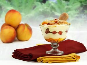 أكواب ترايفل الخوخ بالكريمة