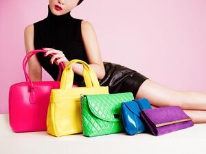 طريقة حمل الحقيبة يمكن ان تقول الكثير عن شخصية المرأة