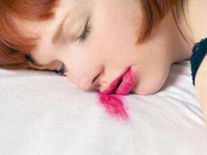 عدم إزالة الماكياج قبل النوم يسبب إعاقة المسامات وظهور البثور