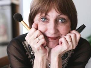 لا ننصح السيدات البالغات بتحديد العيون باللون الأسود أو إعتماد نظرة العيون المدخنة