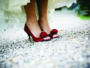 الحذاء الأحمر لفستان الزفاف الأبيض فكرة مجنونة ولكنها عصرية.