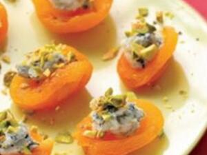 حبات المشمش بالجبن الأزرق حبات المشمش بالجبن الأزرق