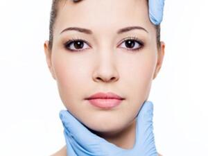 طبيب يفحص مريضة قبل اجراء البوتكس