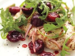 الكرز مع الدجاج المشوي والجرجير الكرز مع الدجاج المشوي والجرجير