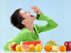 فتاة تتناول الفاكهة