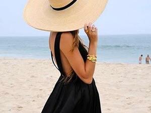 القبعة من الادوات الضرورية على الشاطئ 