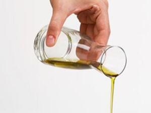 استعمال الزيت يطري البشرة ويغلف الطلاء