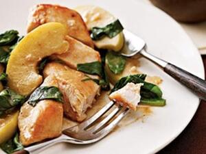 طبق الدجاج بالتفاح والسبانخ طبق الدجاج بالتفاح والسبانخ